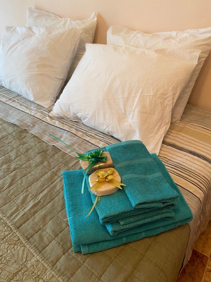 Comfortable Guest With Balcony Homestay Beniarjo