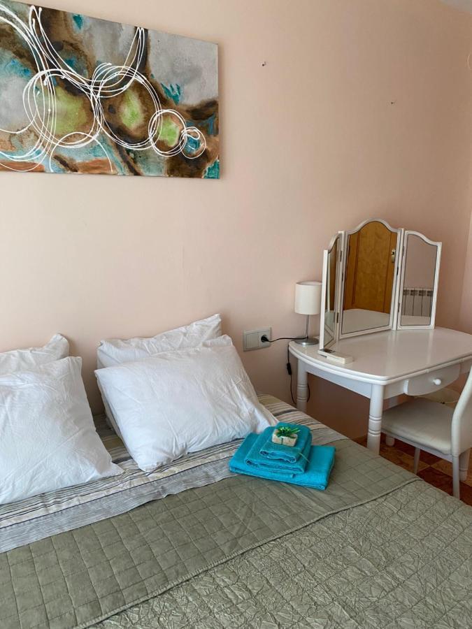Comfortable Guest With Balcony Homestay Beniarjo