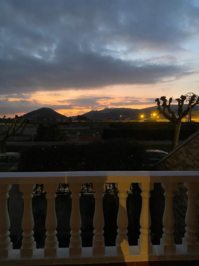 Homestay Comfortable Guest With Balcony