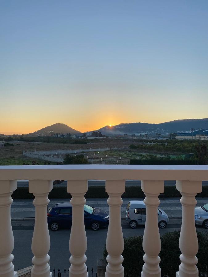 Comfortable Guest With Balcony Homestay Beniarjo
